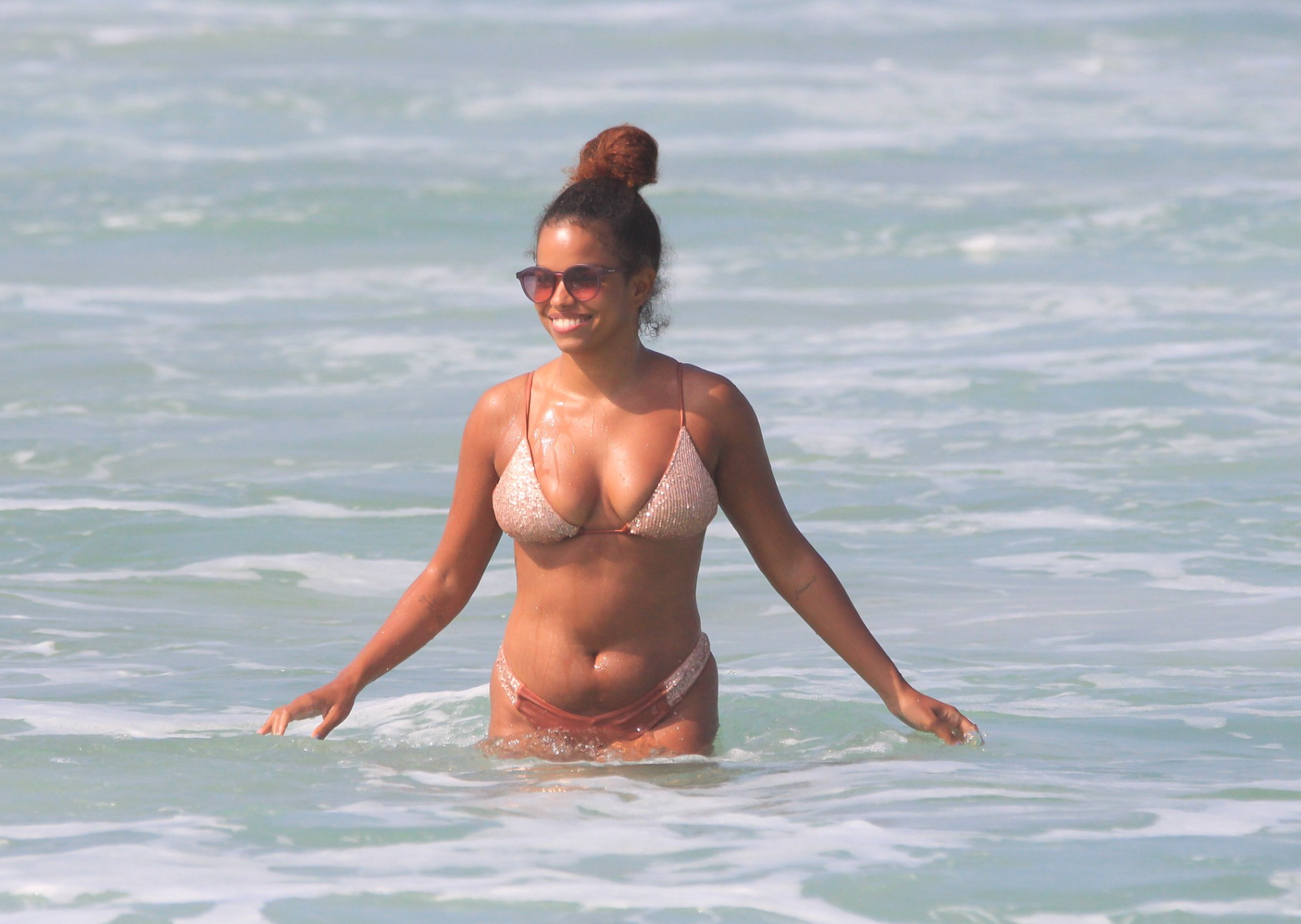 Jeniffer Nascimento em dia na praia