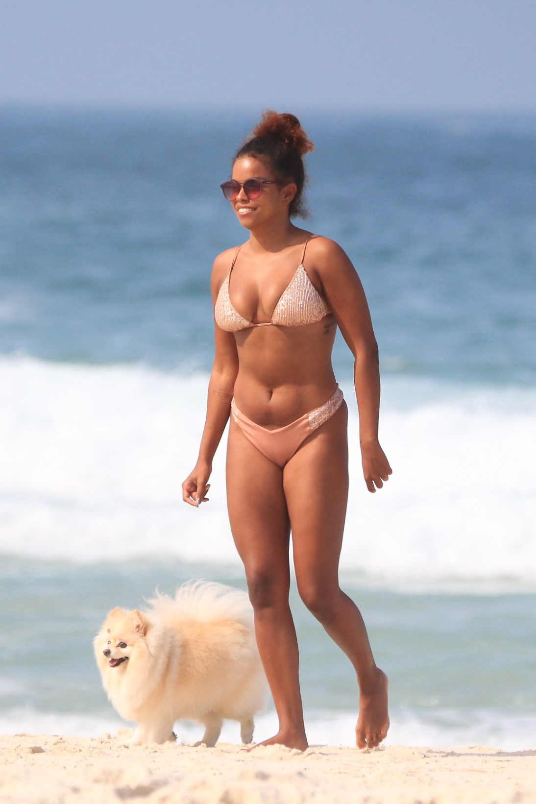 Jeniffer Nascimento em dia na praia