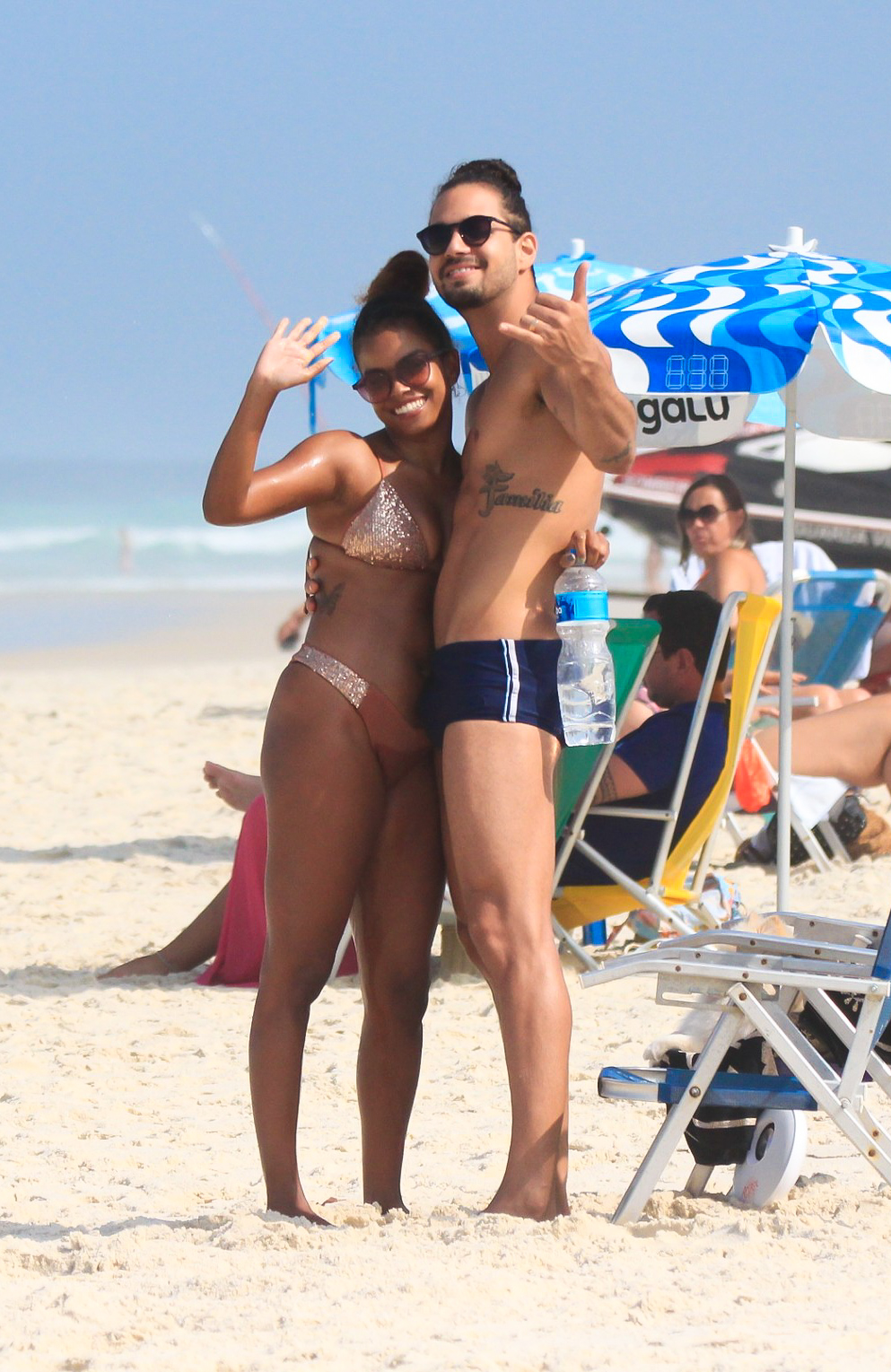 Jeniffer Nascimento em dia na praia