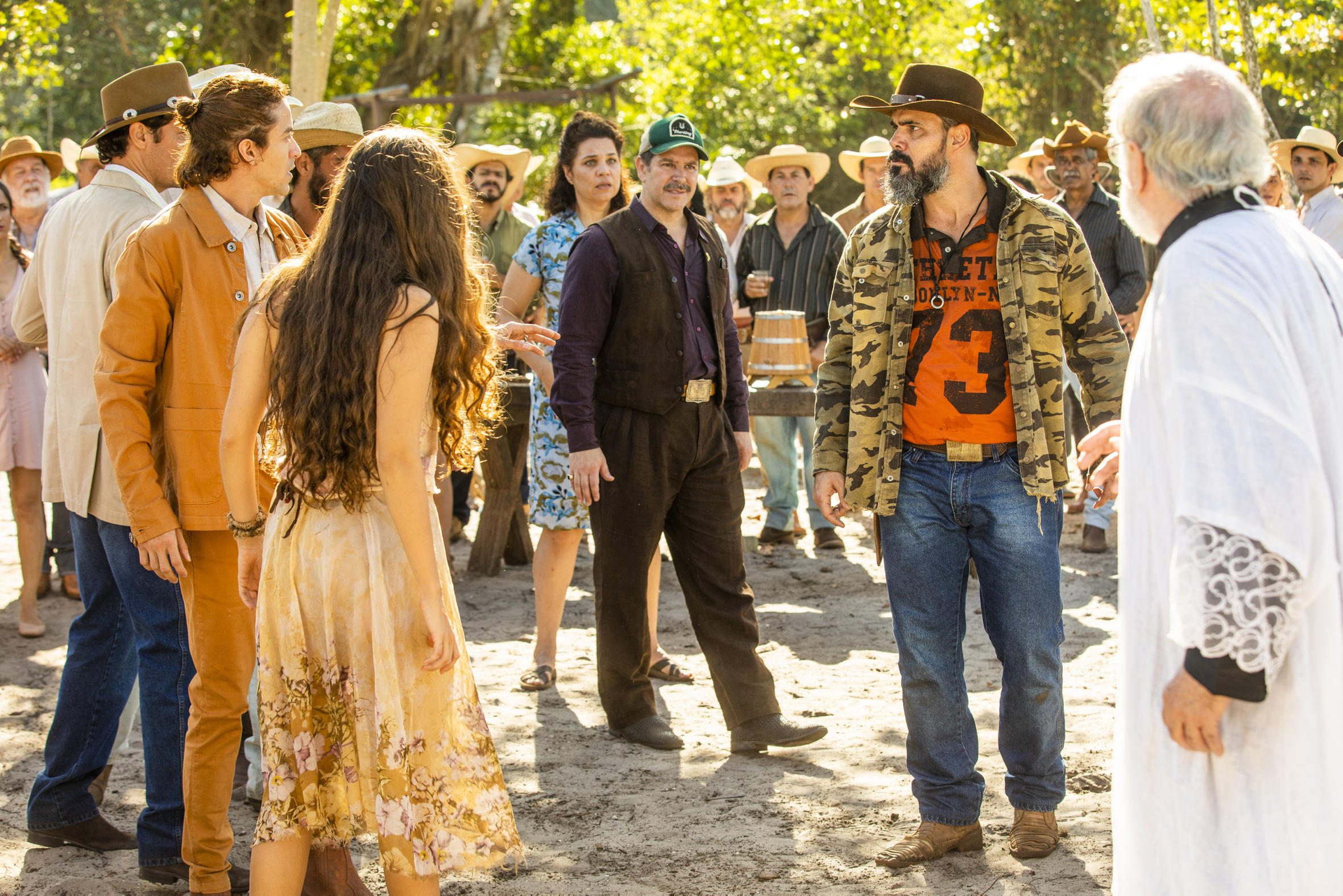 Jove (Jesuíta Barbosa) briga com Alcides (Juliano Cazarré) na festa de casamento na novela Pantanal