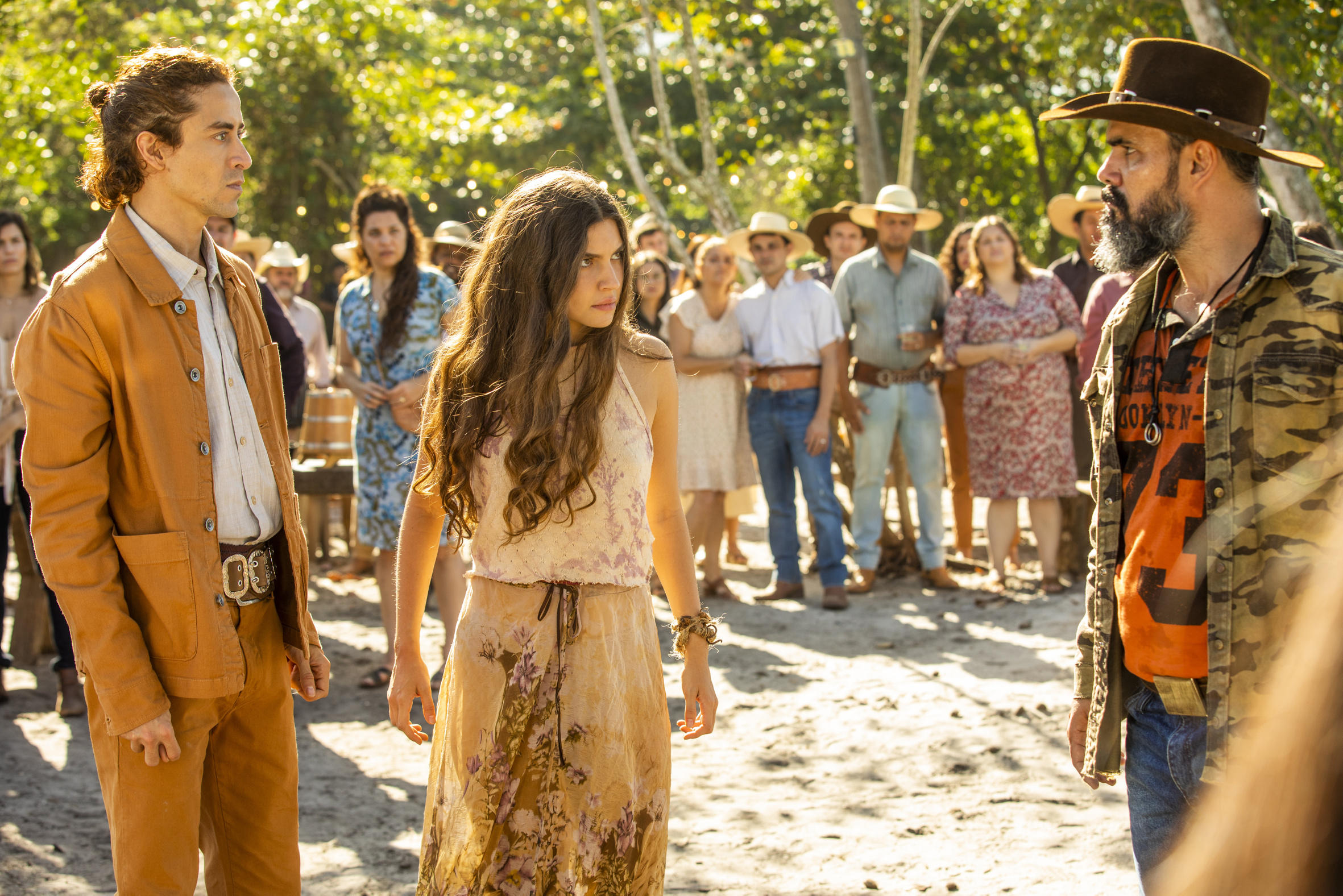 Jove (Jesuíta Barbosa) briga com Alcides (Juliano Cazarré) na festa de casamento na novela Pantanal