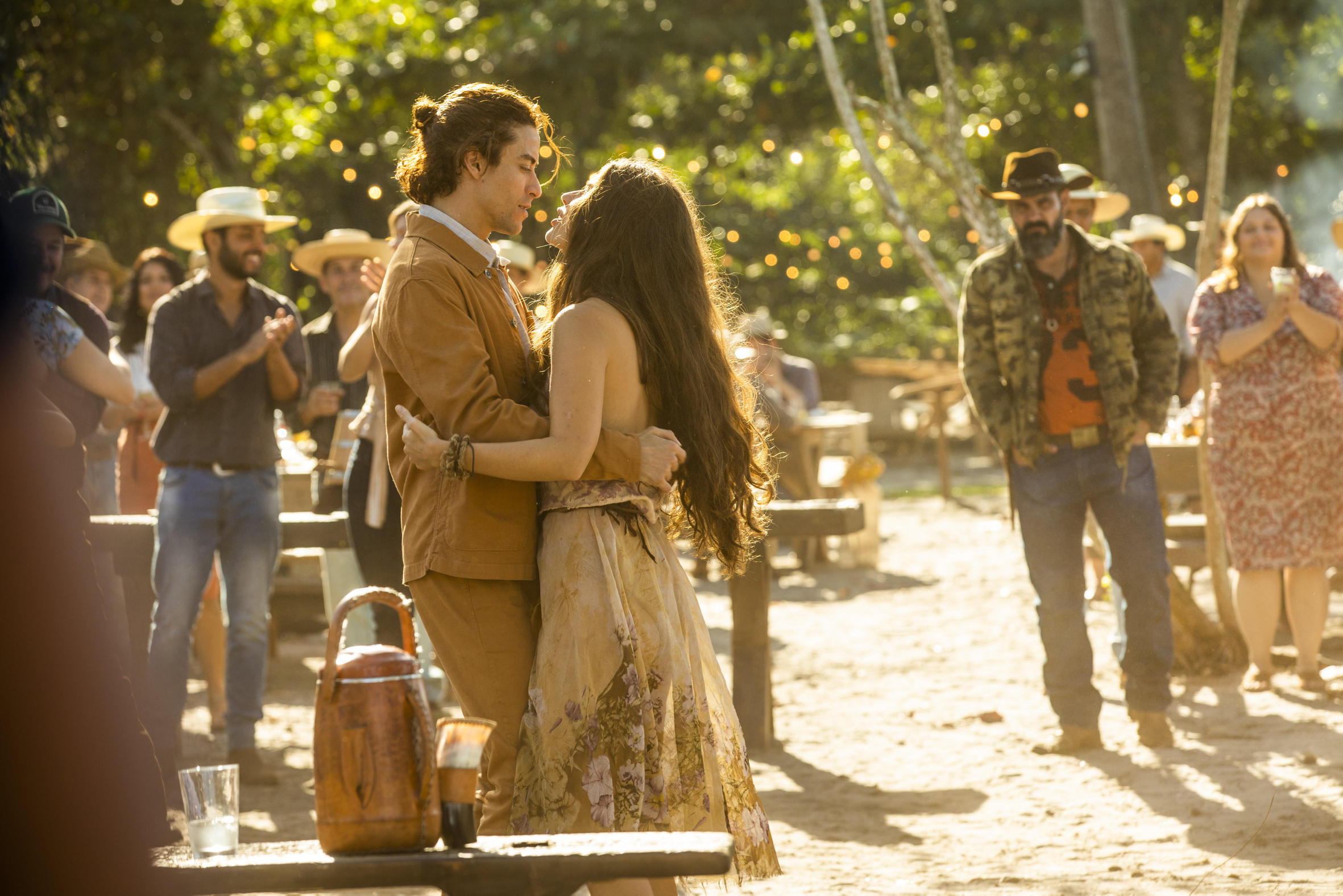 Jove (Jesuíta Barbosa) briga com Alcides (Juliano Cazarré) na festa de casamento na novela Pantanal