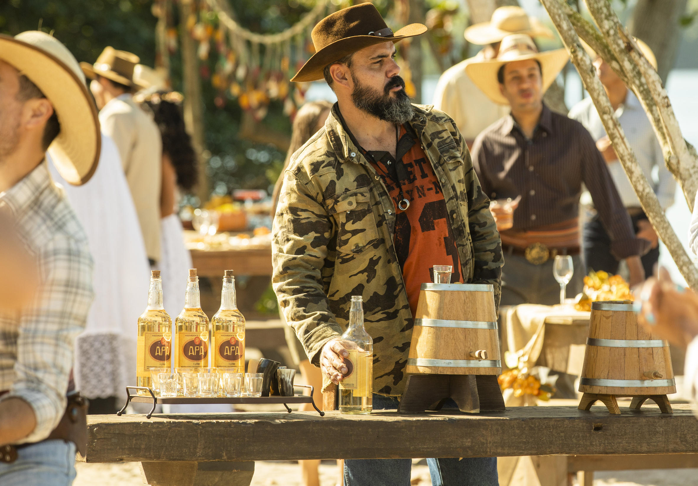 Jove (Jesuíta Barbosa) briga com Alcides (Juliano Cazarré) na festa de casamento na novela Pantanal