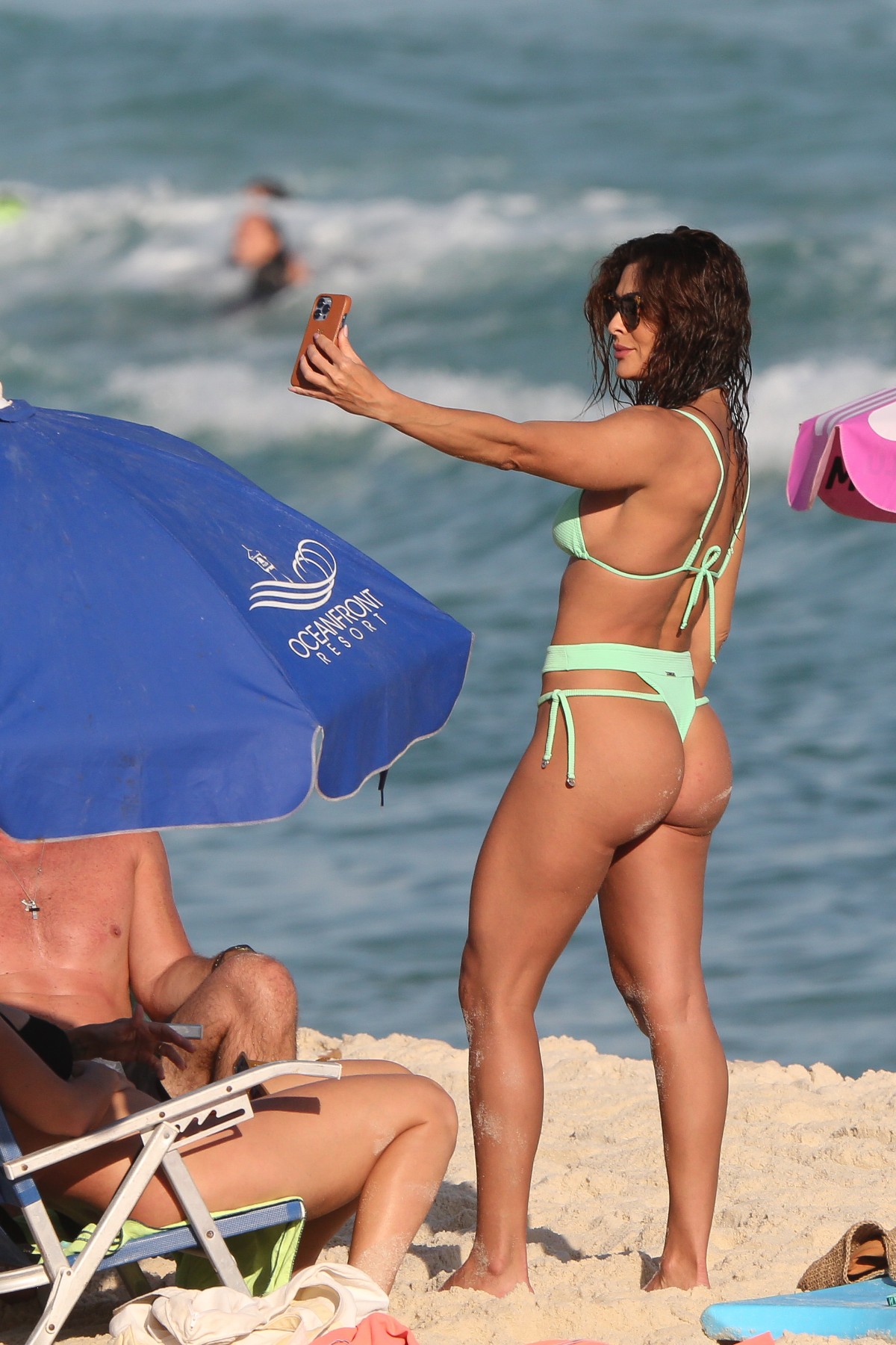 Juliana Paes curte dia na praia com a família