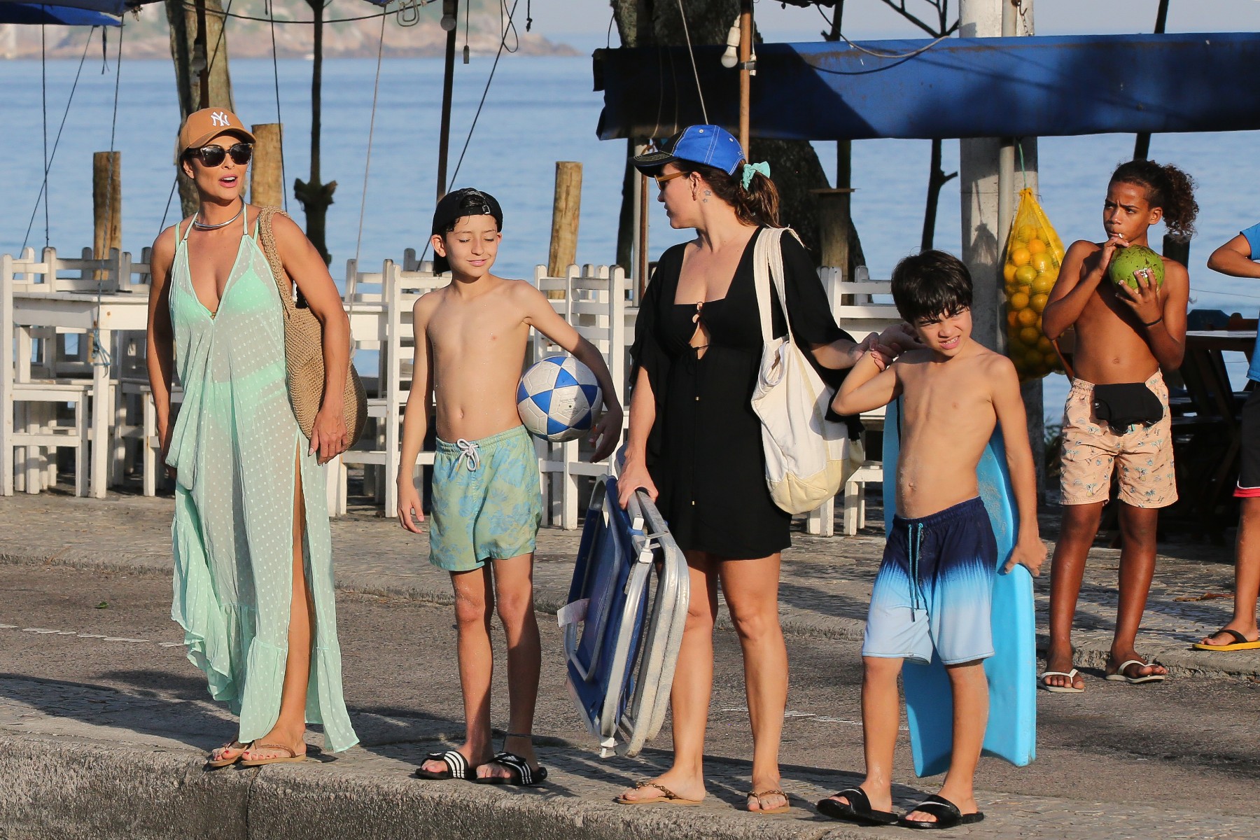 Juliana Paes curte dia na praia com a família