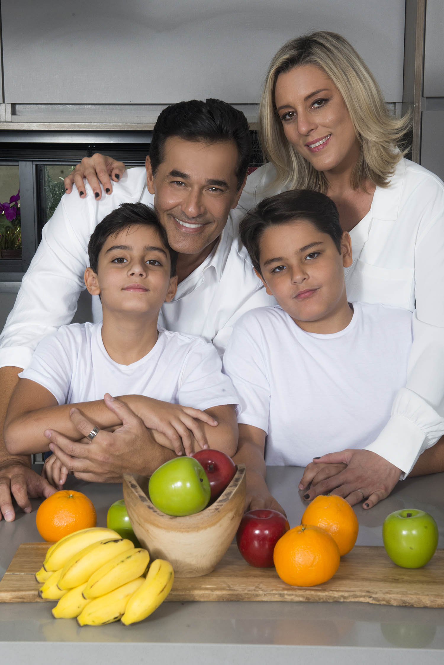 Luciano Szafir com a família em sua casa