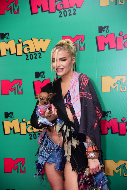 Luísa Sonza chegou com a cachorrinha Gisele