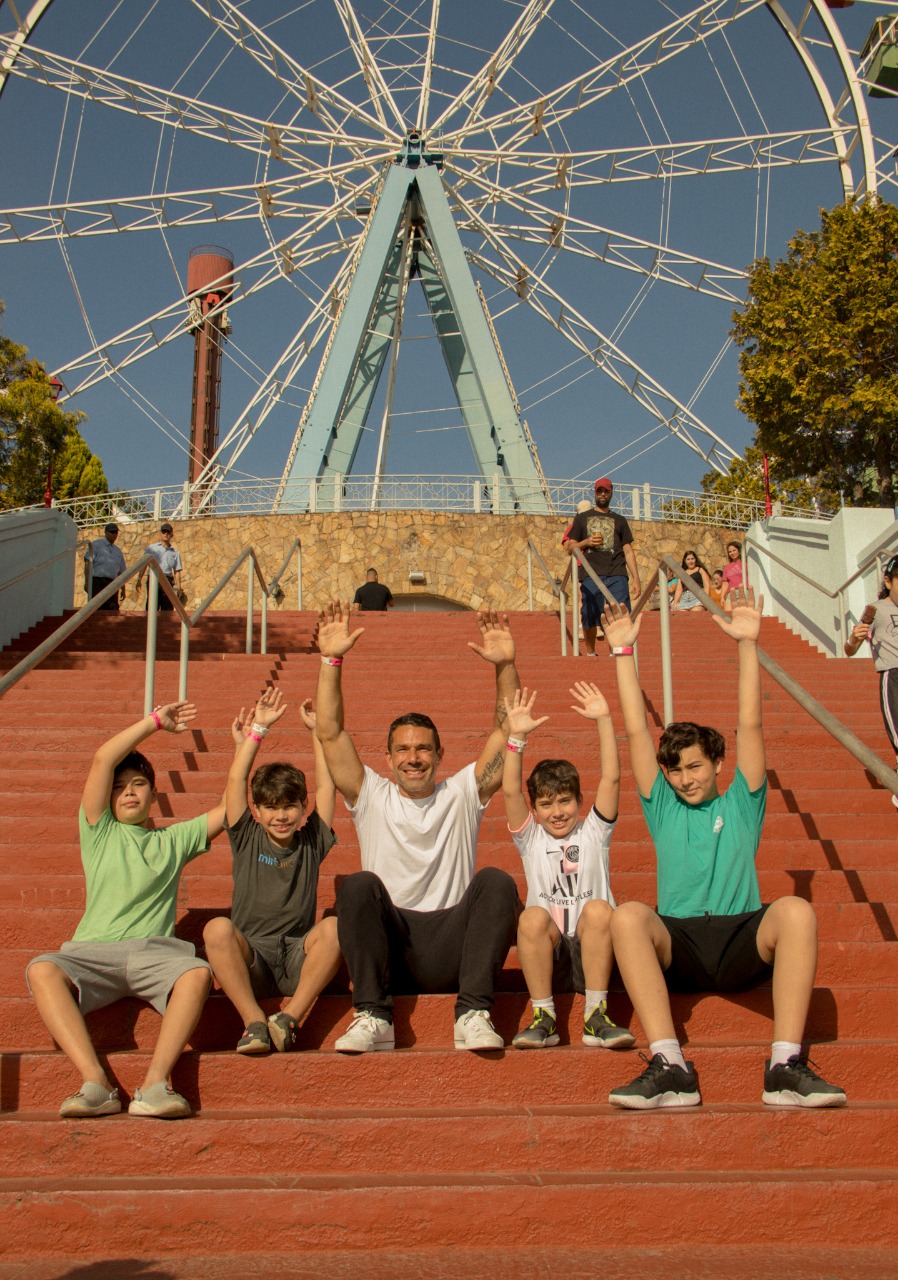 Marcus Buaiz com os filhos e os sobrinhos em parque de diversões