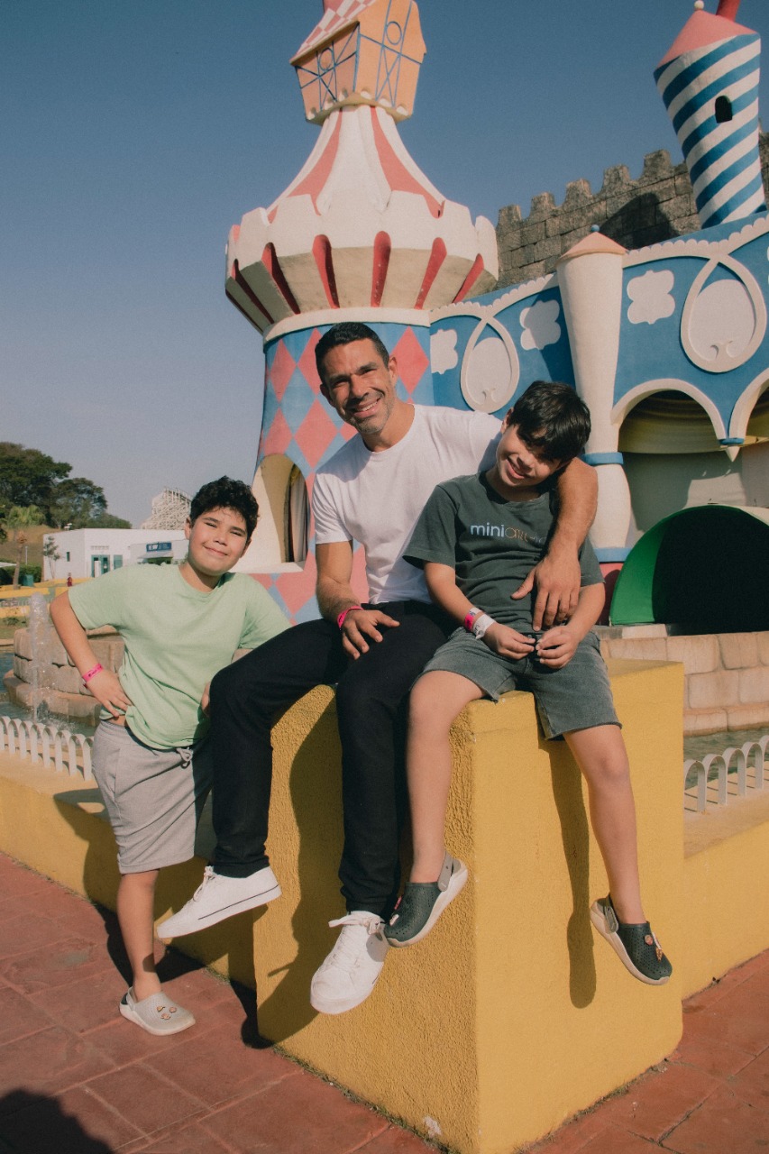 Marcus Buaiz com os filhos e os sobrinhos em parque de diversões