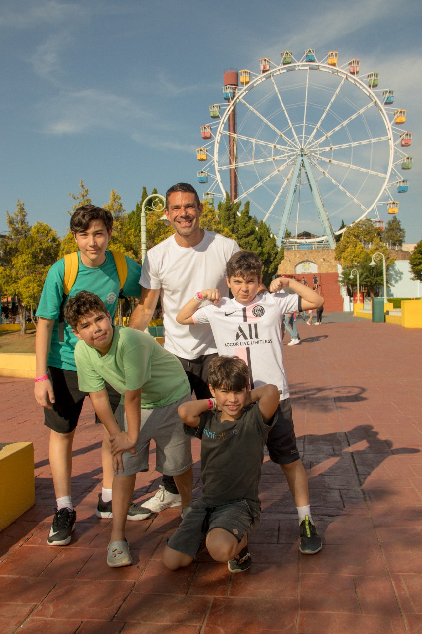 Marcus Buaiz com os filhos e os sobrinhos em parque de diversões