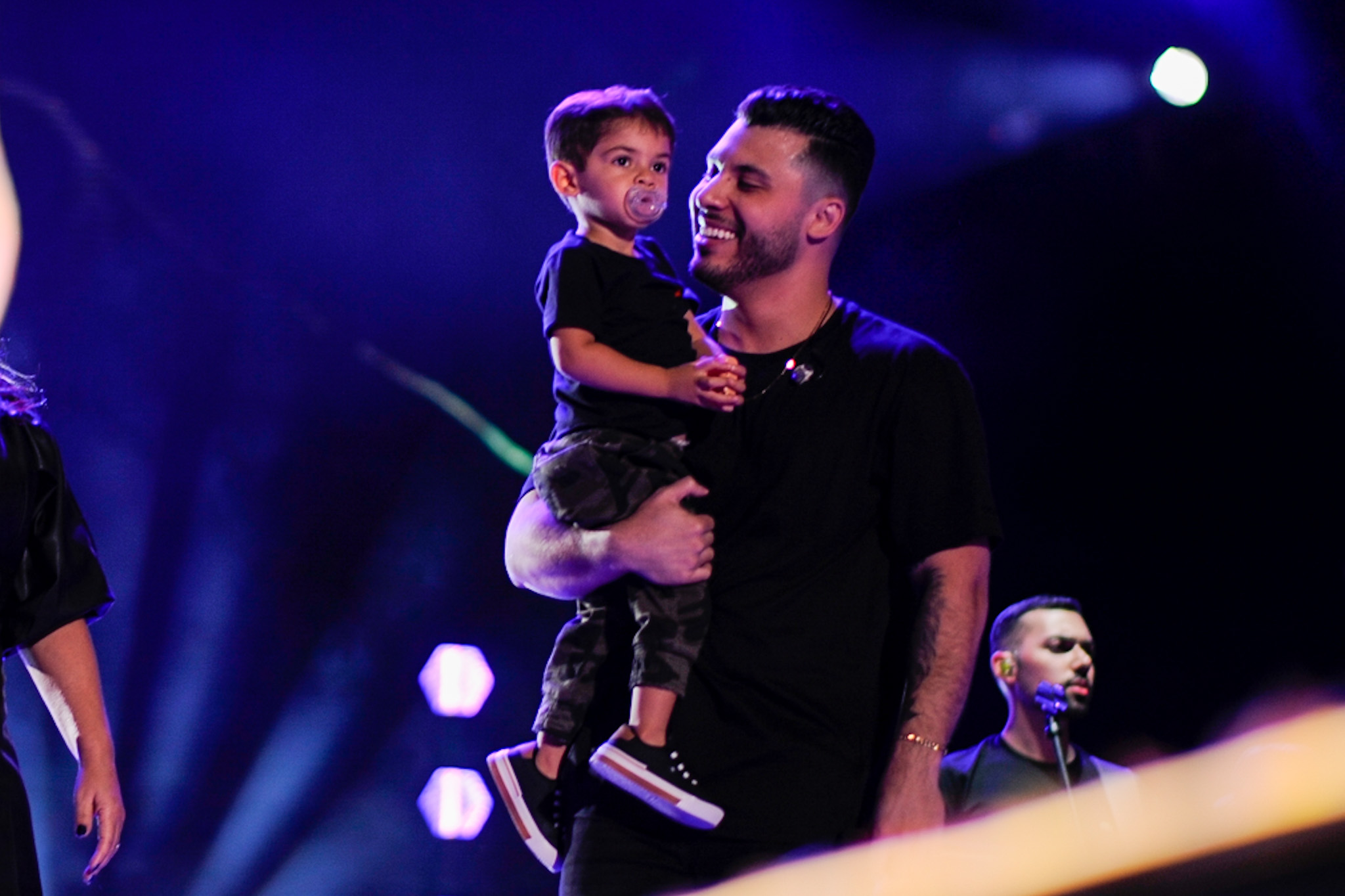 Murilo Huff no palco com mãe e o filho de Marília Mendonça