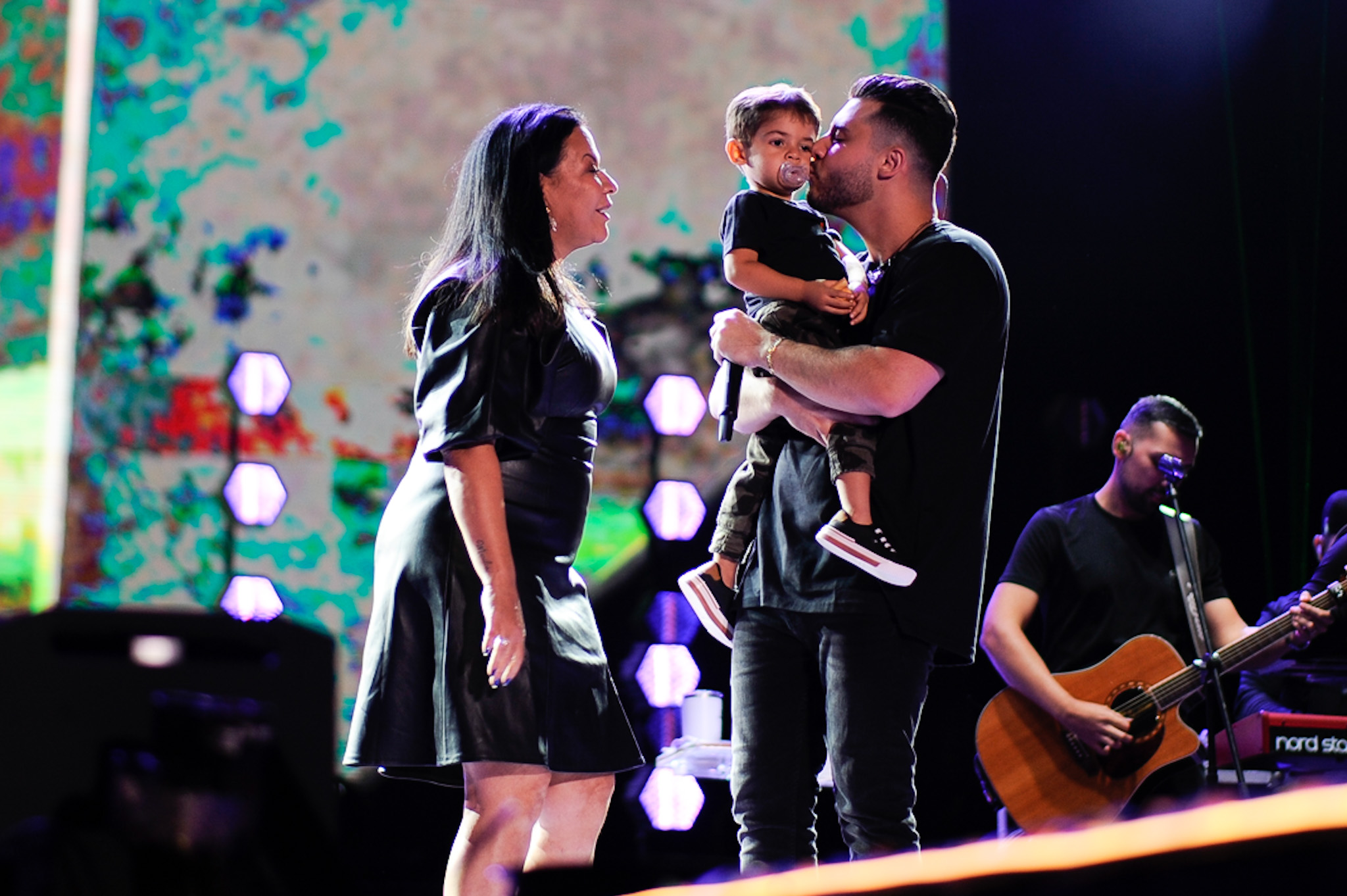 Murilo Huff no palco com mãe e o filho de Marília Mendonça