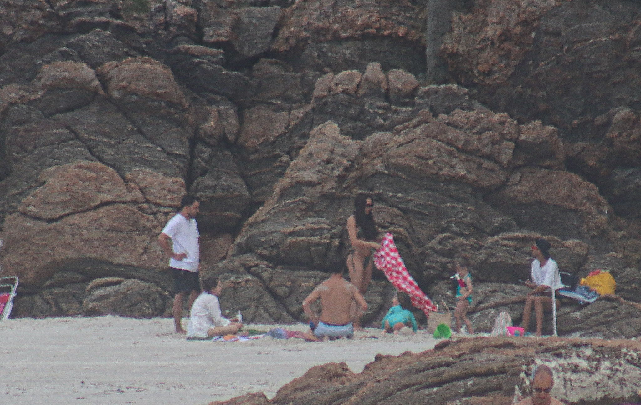 Rafa Kalimann e José Loreto curtem dia na praia