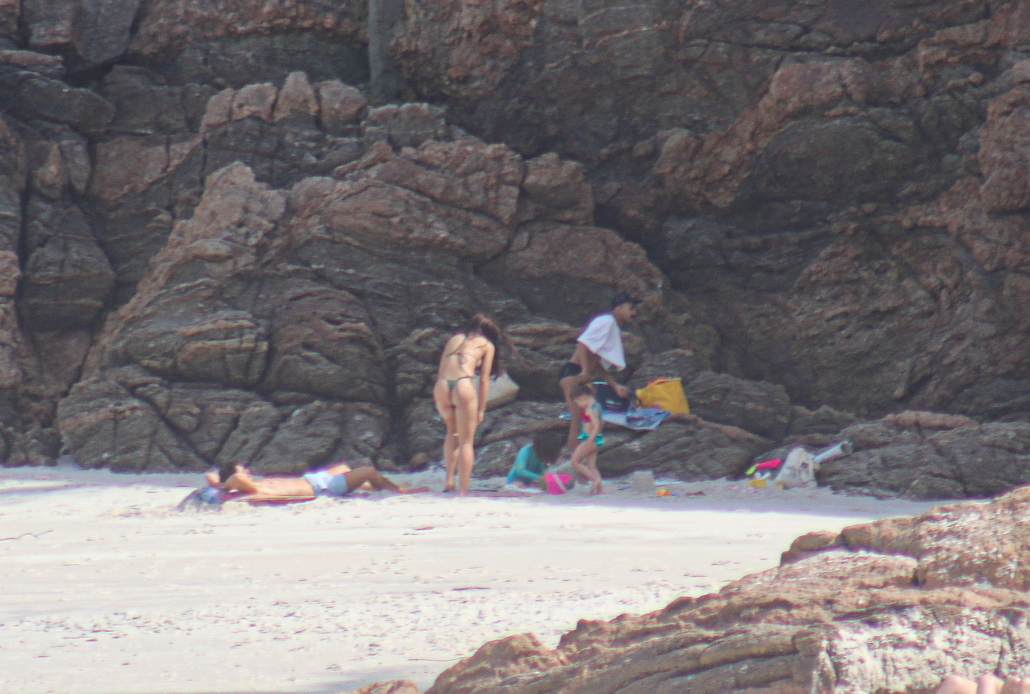 Rafa Kalimann e José Loreto curtem dia na praia