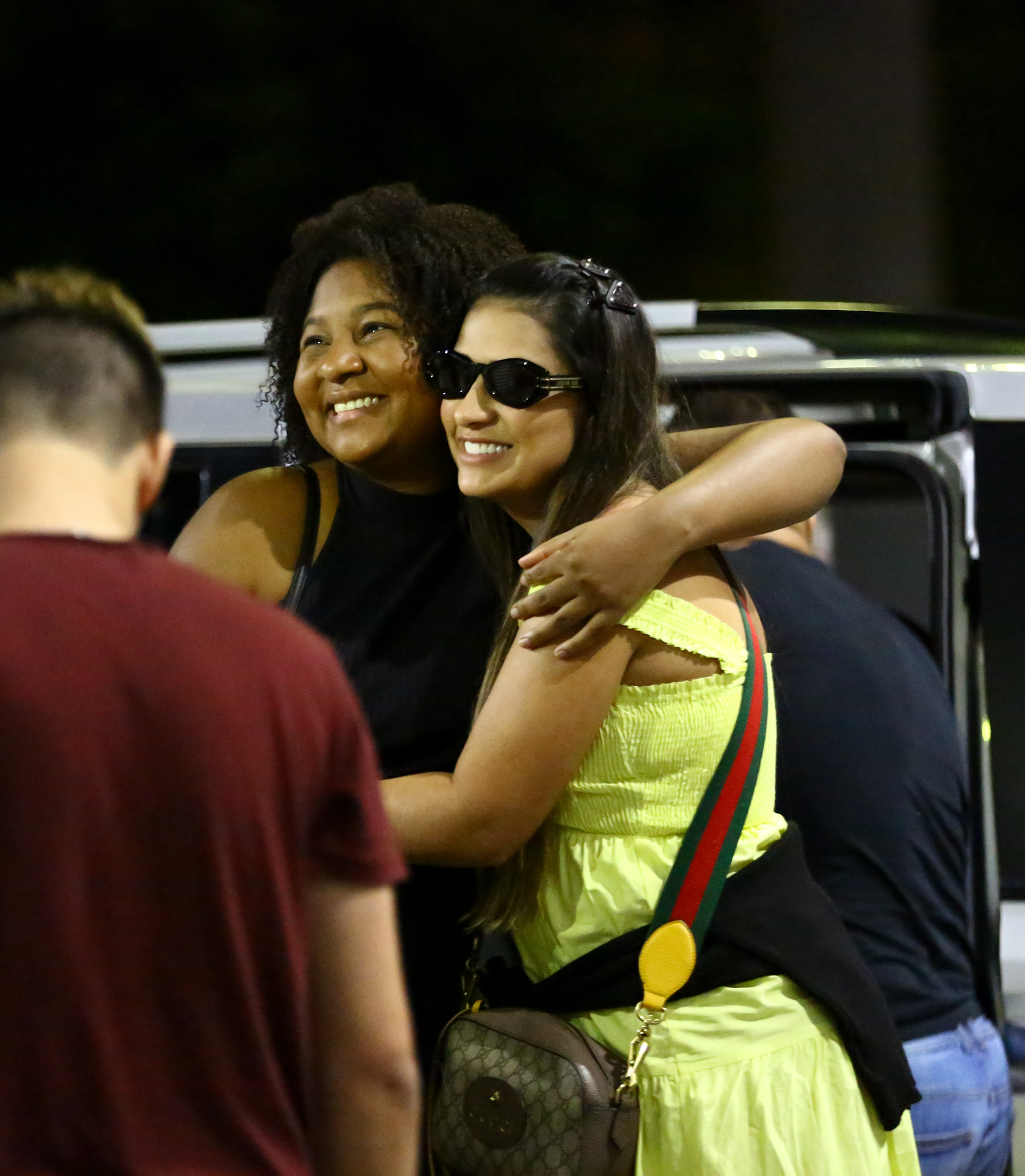 Simone Mondes é tietada por fãs ao desembarcar no Aeroporto Santos Dumont 