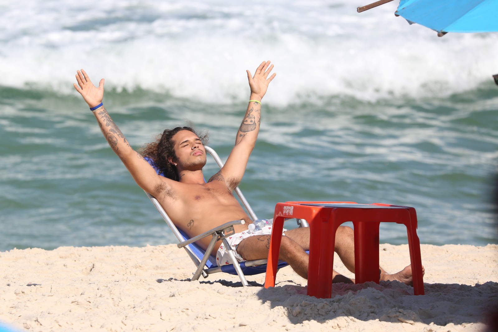 Vitão curte dia na praia