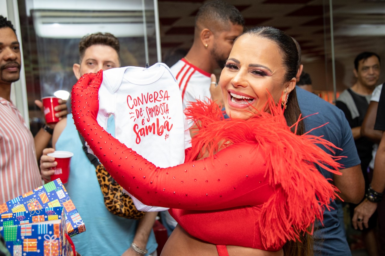 Viviane Araújo curte evento de Carnaval da Salgueiro