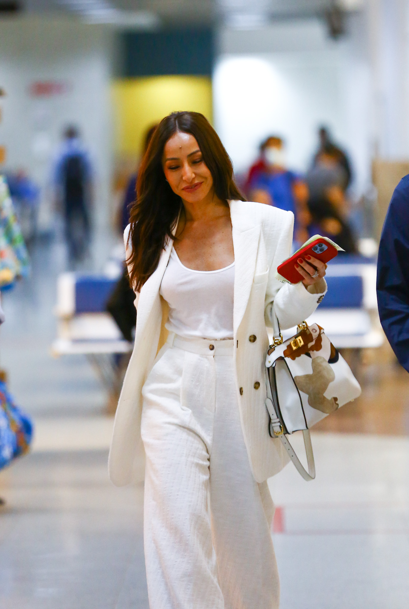 Sabrina chegou toda de branco no aeroporto