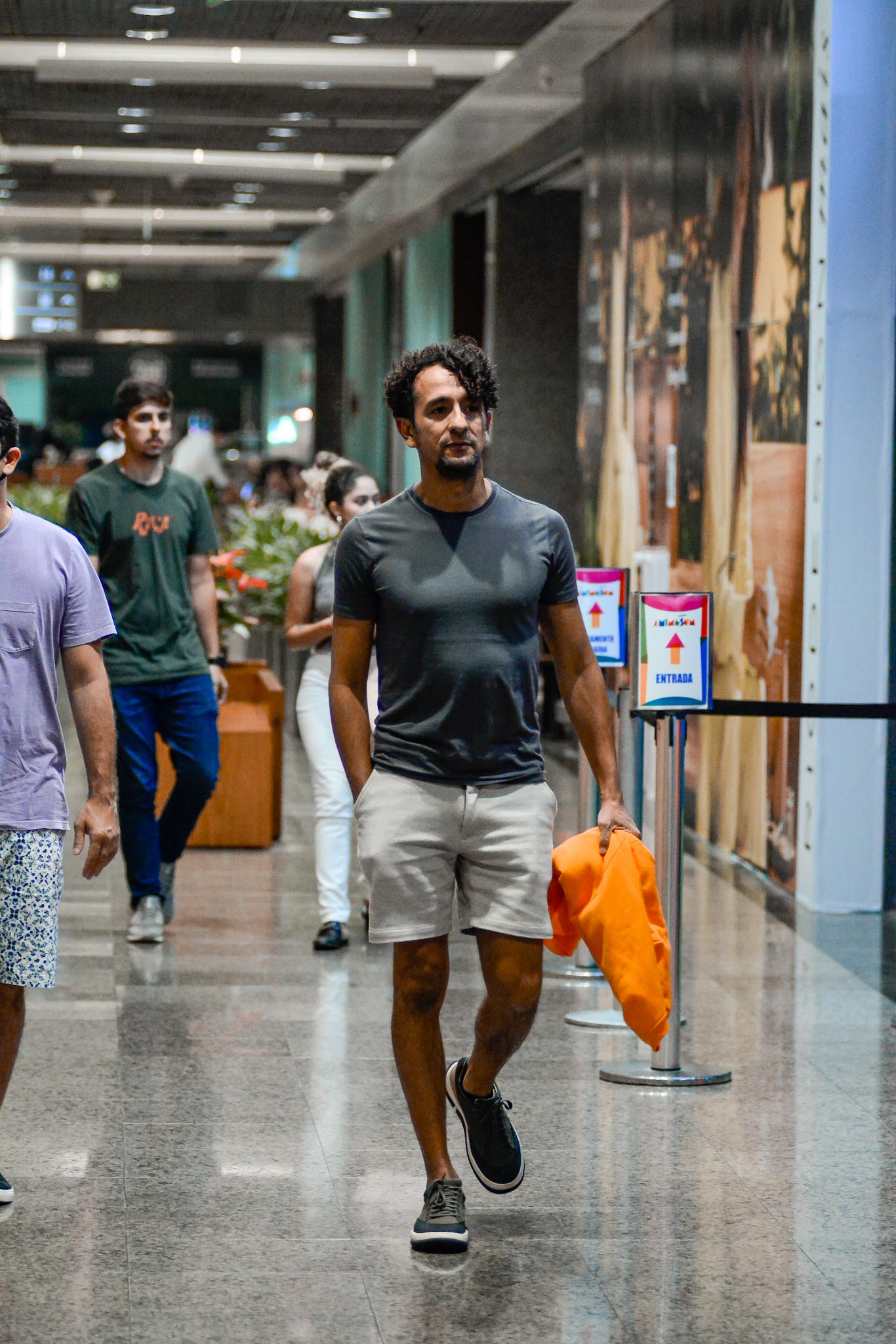 Irandhir Santos curte passeio no shopping