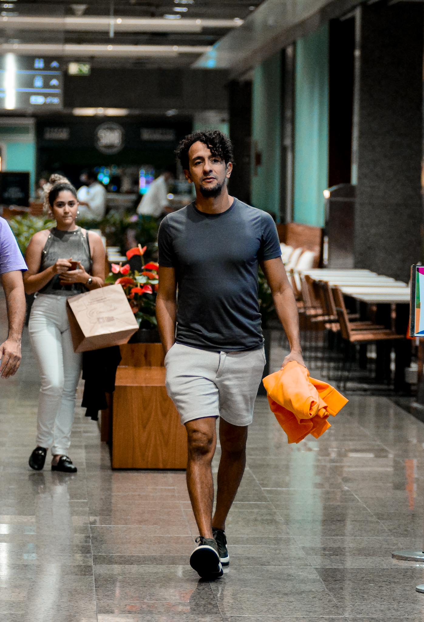 Irandhir Santos curte passeio no shopping