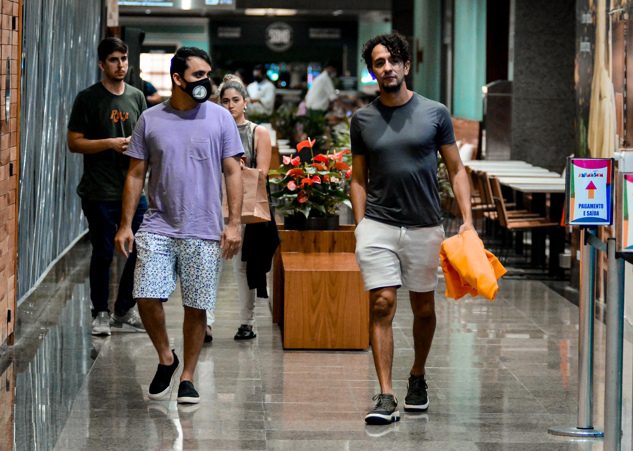 Irandhir Santos curte passeio no shopping