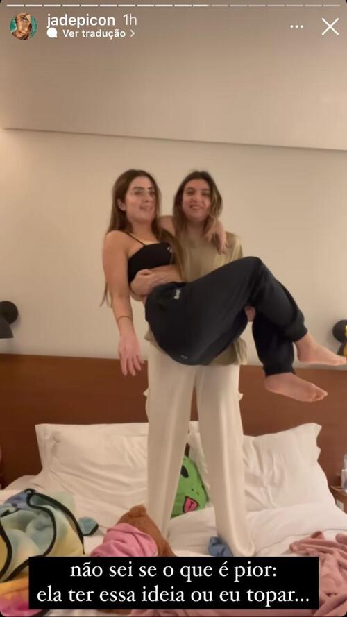 Jade dançou com a amiga