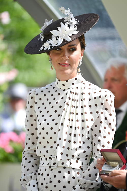 Kate Middleton usou um vestido branco com bolinhas marrons