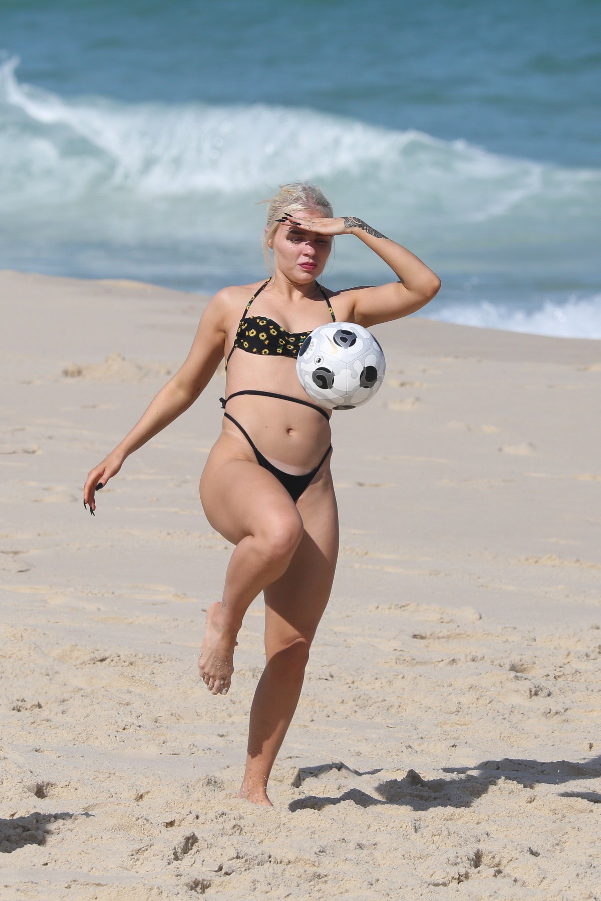 Luisa Sonza curte dia na praia