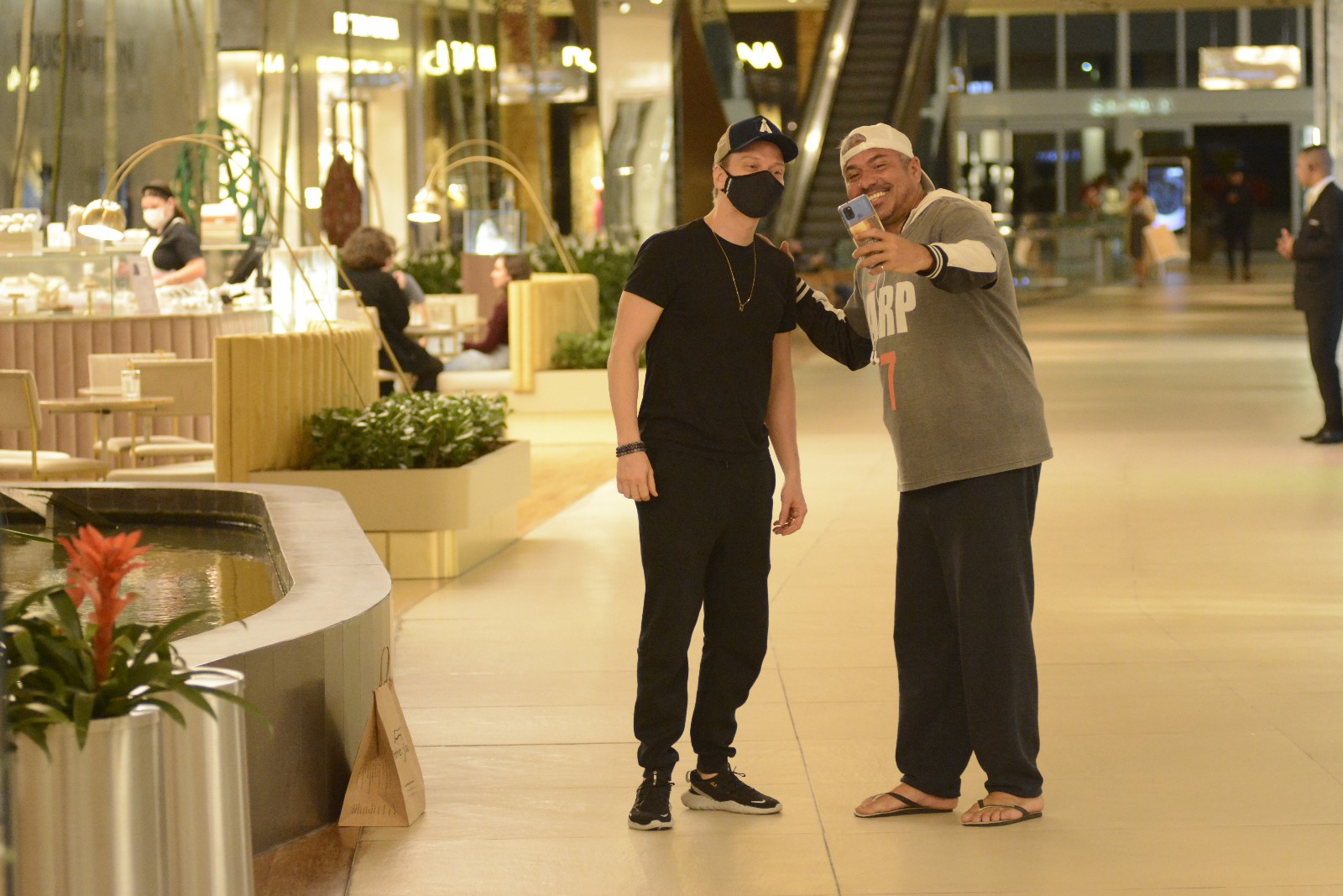 Michel Teló e família no shopping