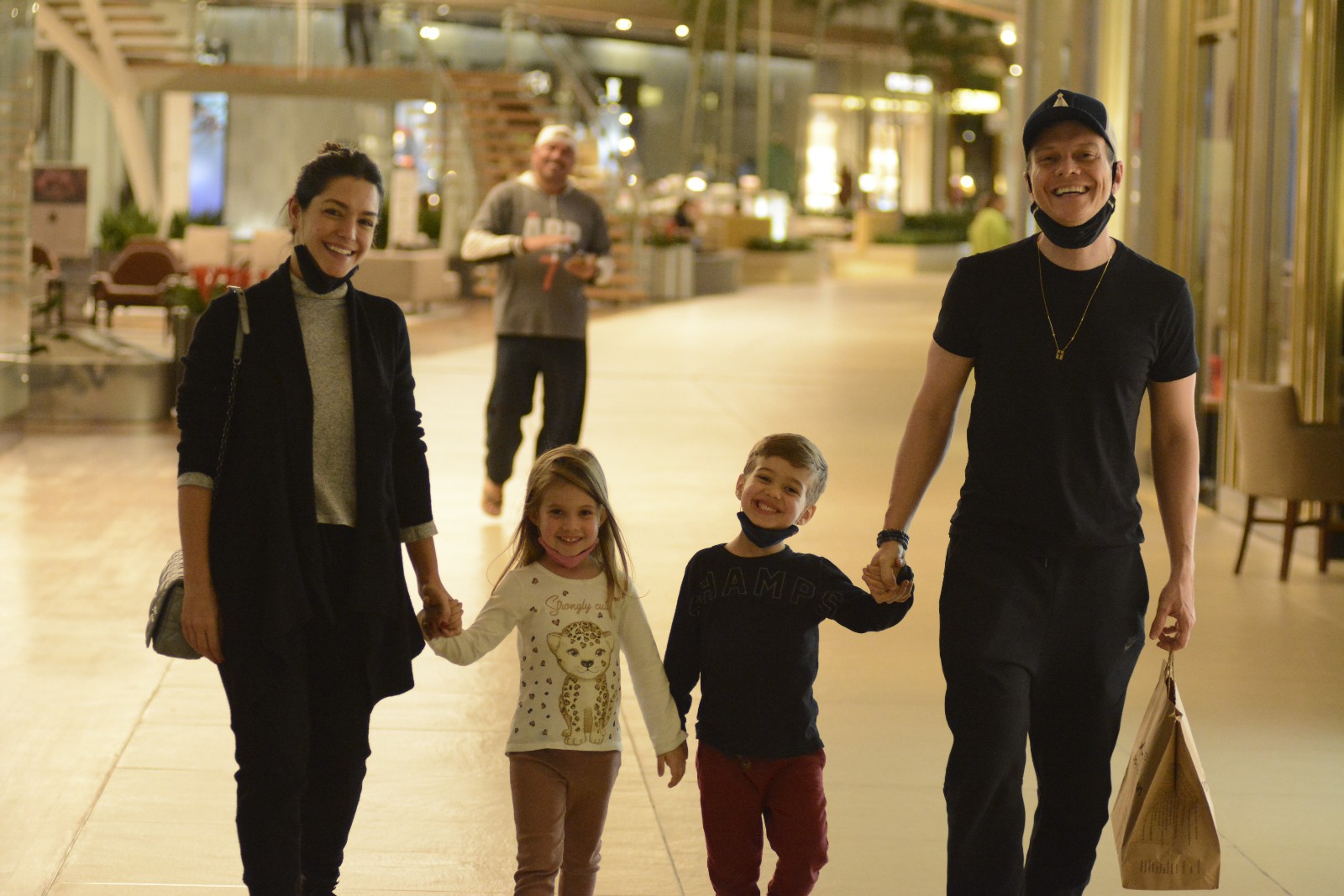 Michel Teló e família no shopping