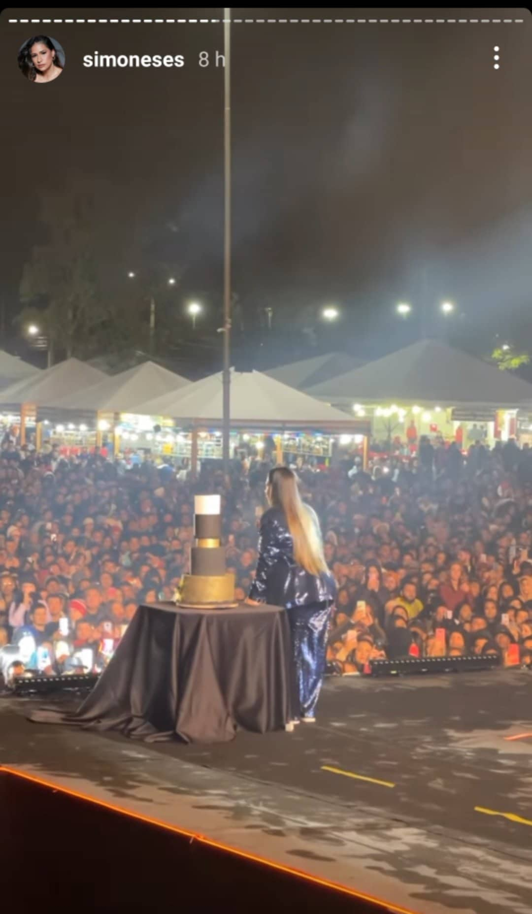 Simone celebra aniversário de Simaria no palco