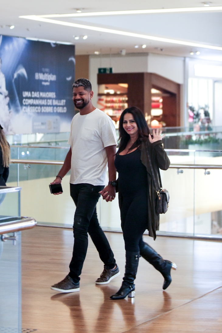 Viviane Araujo passeia em shopping com o marido