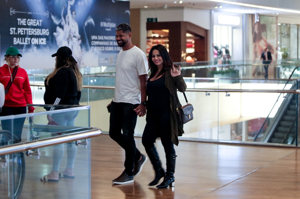 Viviane Araujo passeia em shopping com o marido