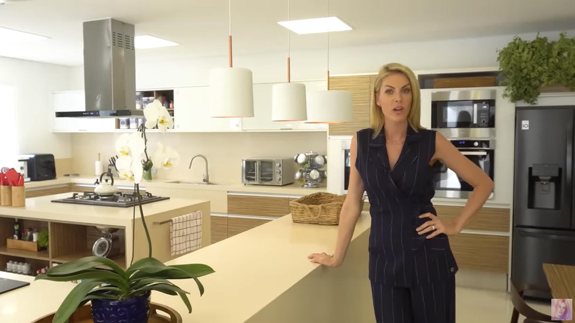 Ana Hickmann mostra o resultado da reforma da cozinha de sua casa