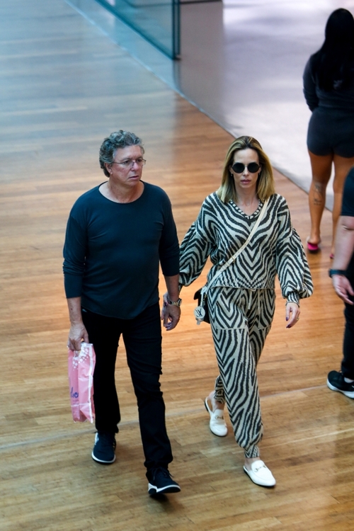 Ana Furtado e Boninho curtiram shopping no Rio de Janeiro