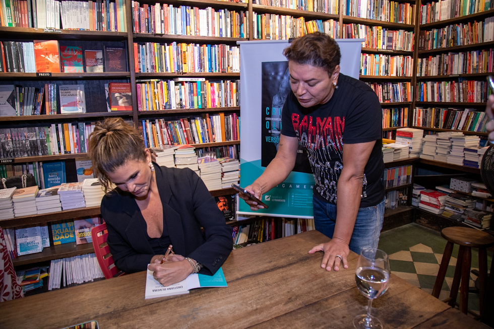 Cristiana Oliveira lança seu livro no Rio de Janeiro