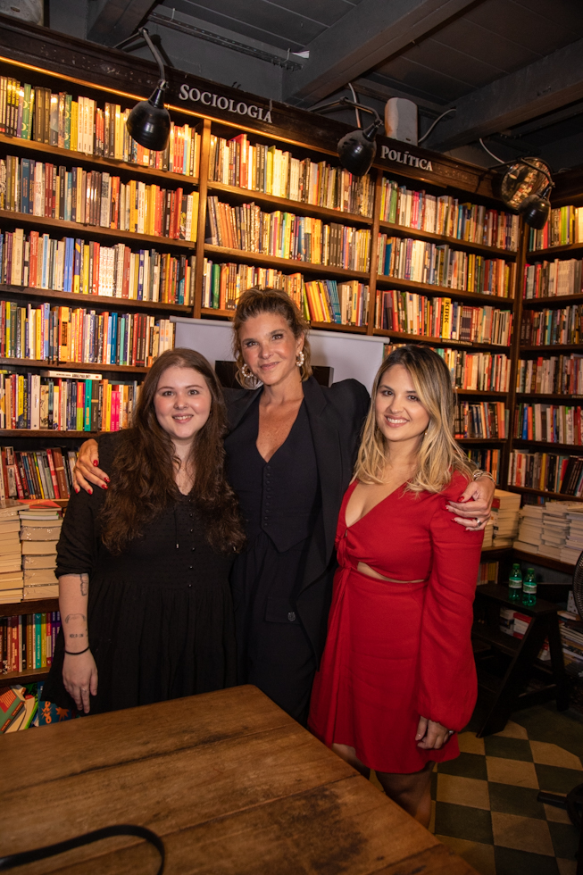 Cristiana Oliveira lança seu livro no Rio de Janeiro