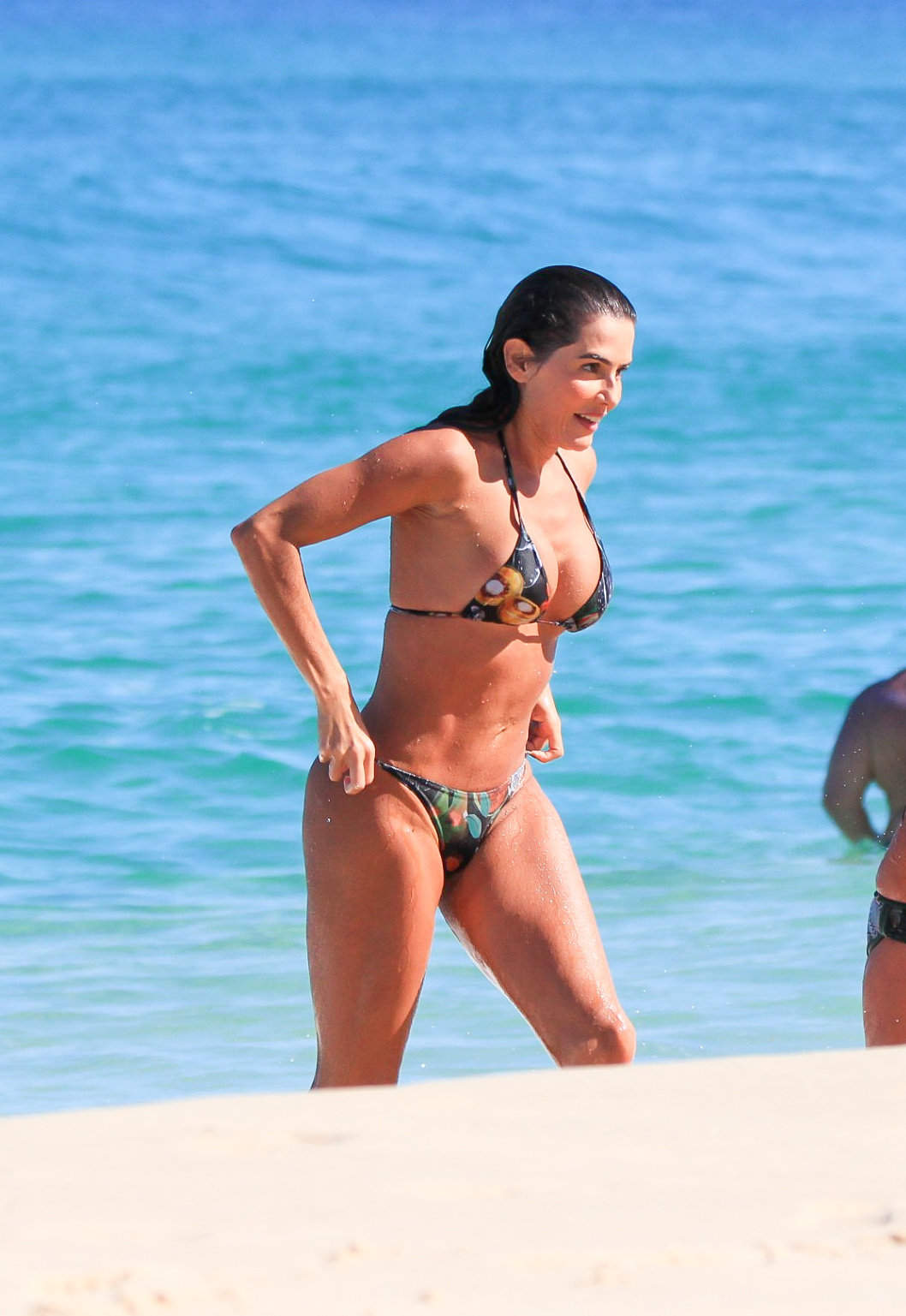 Deborah Secco curte dia na praia com a filha, Maria Flor