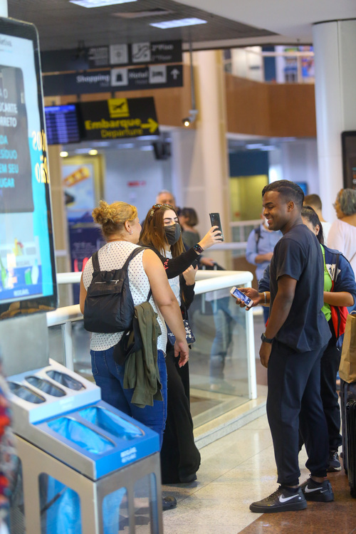 Jade Picon recebeu carinho dos fãs no aeroporto Santos Dummond