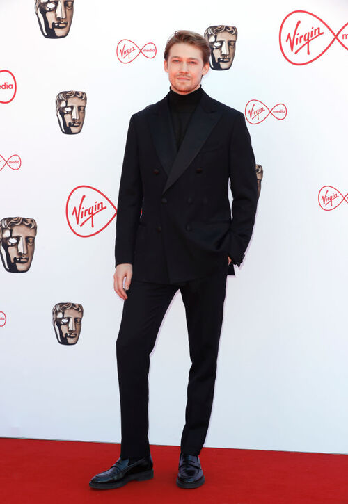 O namorado de Joe Alwyn estava todo de preto no tapete vermelho do BAFTA 