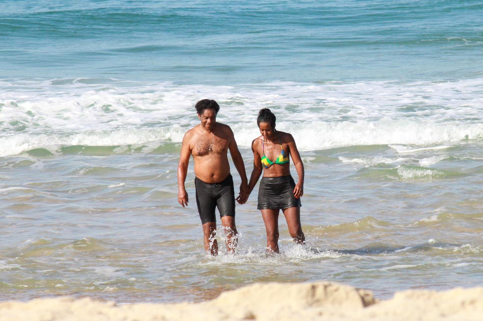 Maju Coutinho curte dia na praia com o marido