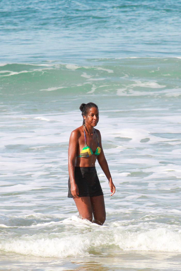 Maju Coutinho curte dia na praia com o marido