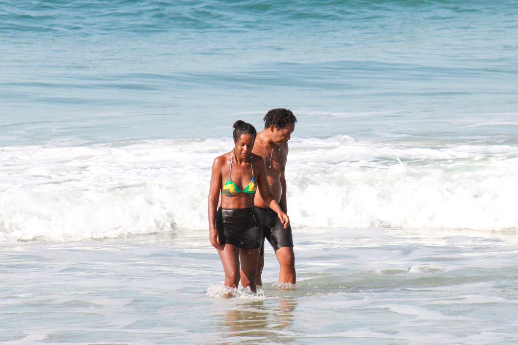 Maju Coutinho curte dia na praia com o marido