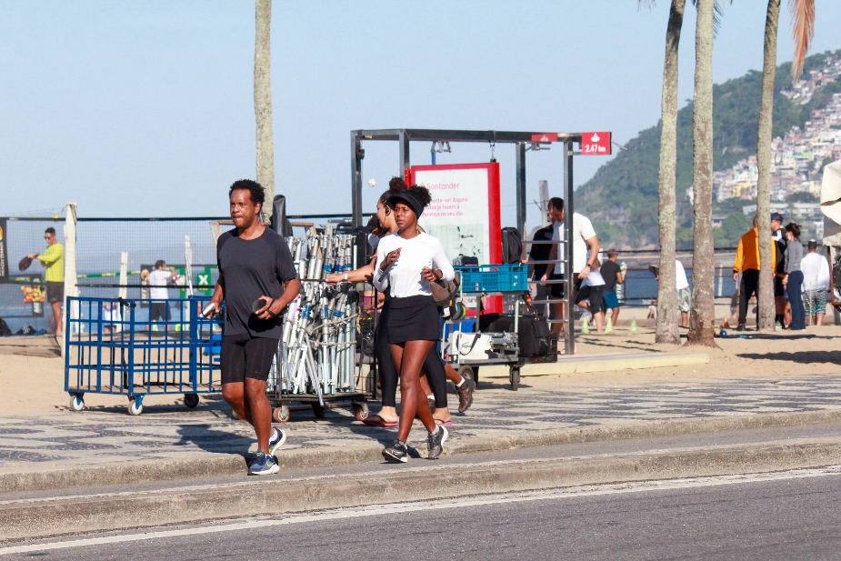 Maju Coutinho corre na praia com o marido