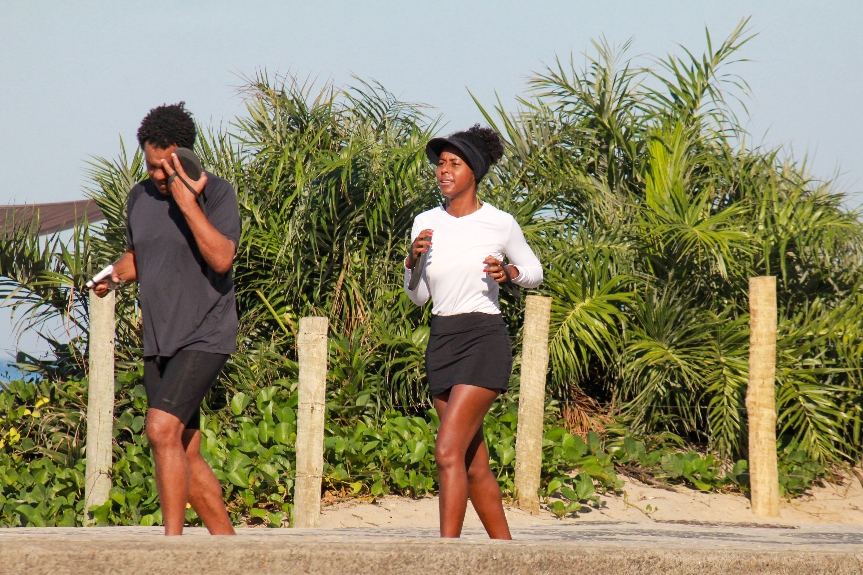 Maju Coutinho corre na praia com o marido