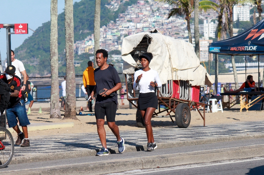 Maju Coutinho corre na praia com o marido