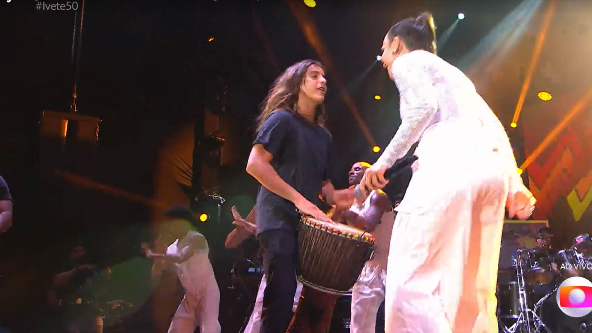 Filho de Ivete Sangalo, Marcelo, arrasa no show da mãe