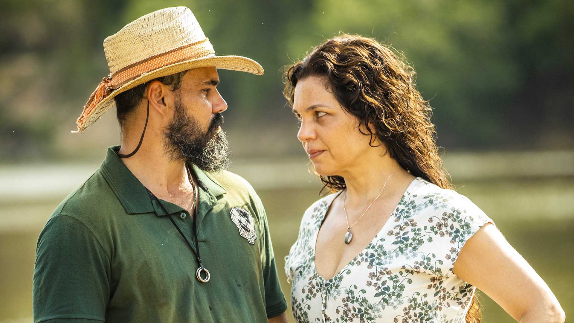 Alcides (Juliano Cazarré) e Maria Bruaca (Isabel Teixeira) na novela Pantanal