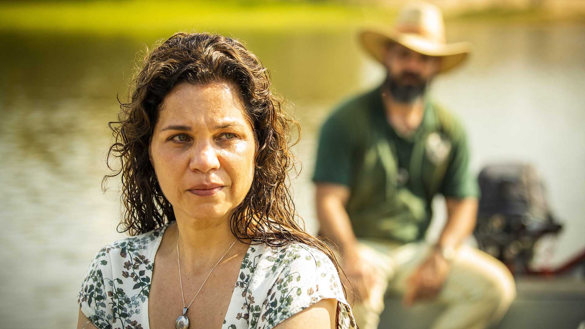 Alcides (Juliano Cazarré) e Maria Bruaca (Isabel Teixeira) na novela Pantanal