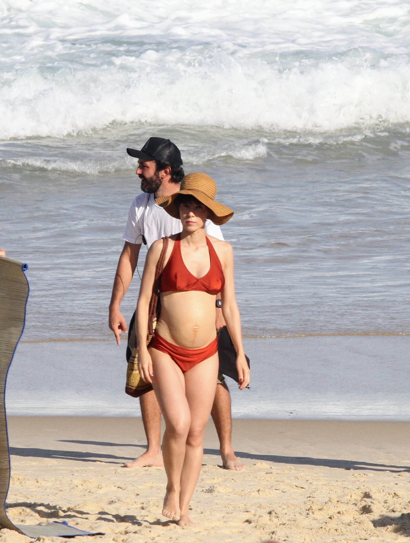 Marjorie Estiano em gravação na praia